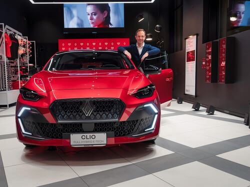 Cliorama accende Milano: Renault mette Clio in scena tra heritage, musica e full hybrid
