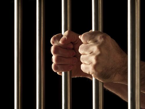 Ragazzina fa arrestare il patrigno: violenze e botte alla madre