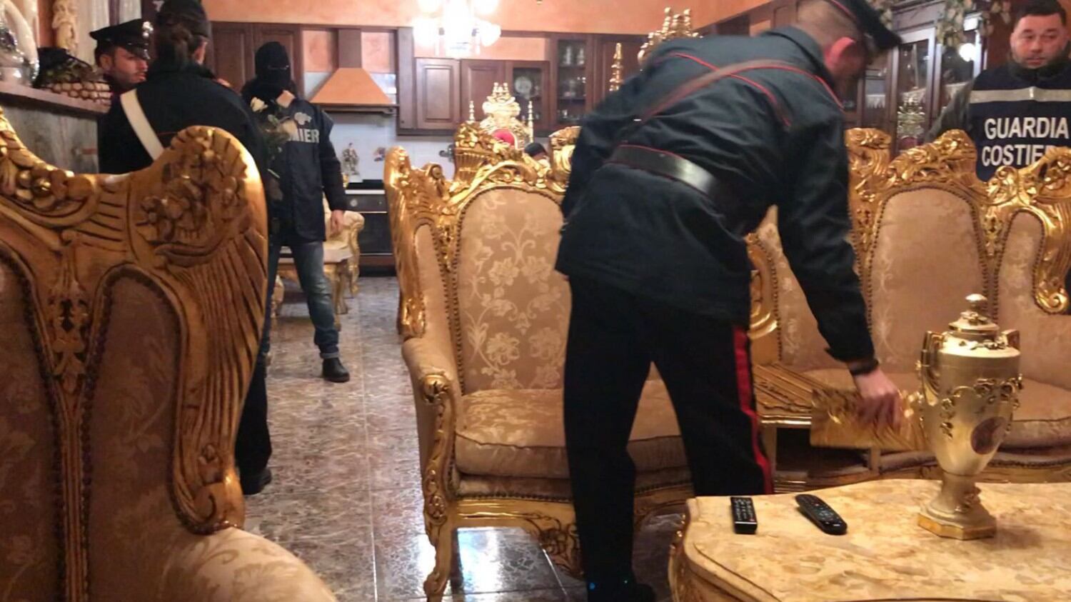 Lo stile Suburra imita il Re Sole È il segno kitsch del comando