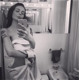 Nina Moric hot dopo la doccia 2