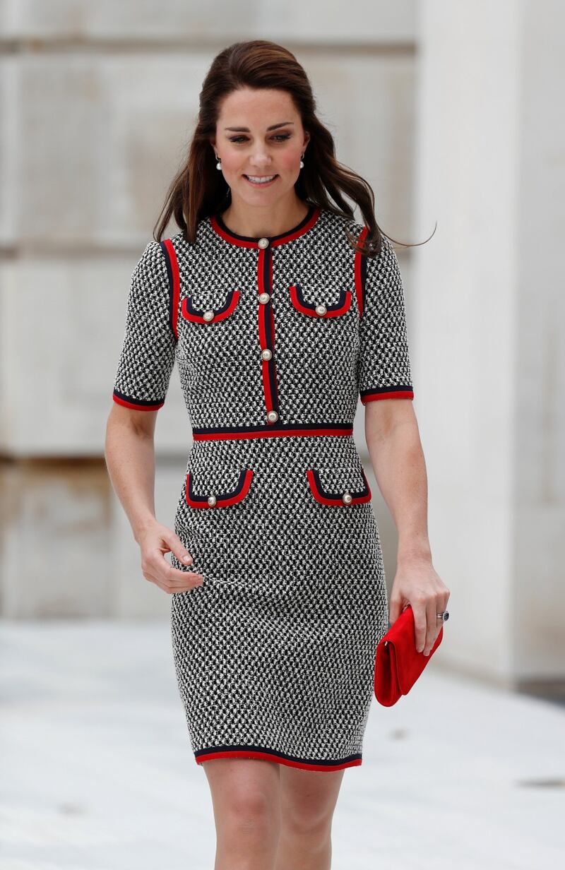 Kate Middleton ed Elisabetta II, stili a confronto 22