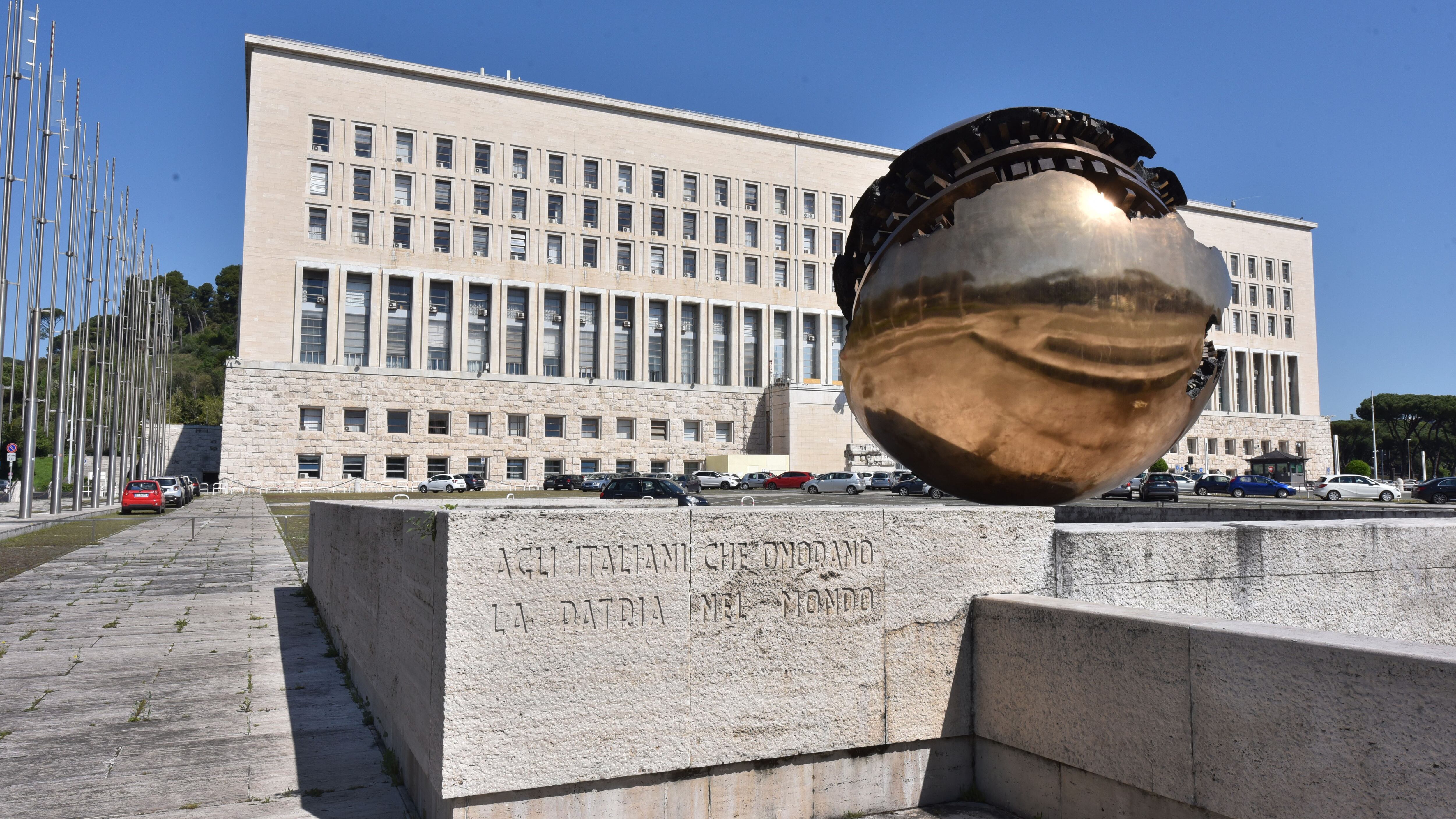 Precipita nel vano dell'ascensore alla Farnesina, muore 39enne