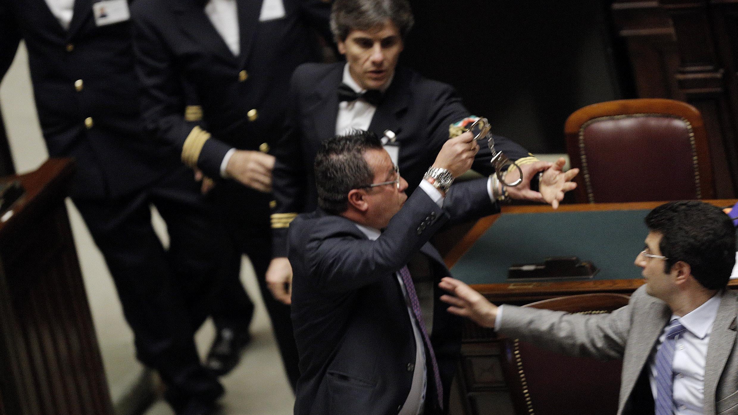 Decreto Svuota carceri, il leghista Buonanno sventola le manette