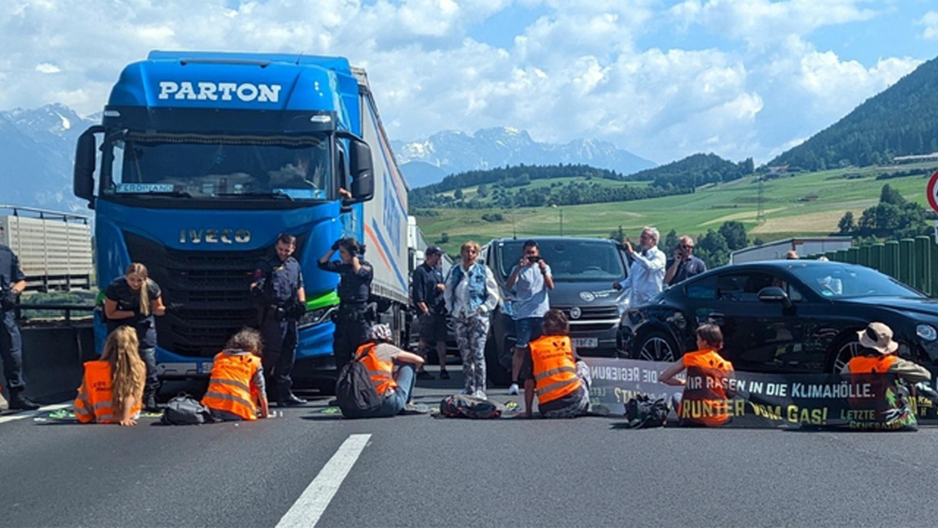 "Blocco inaccettabile". Gli ecovandali si incollano sull'autostrada del Brennero