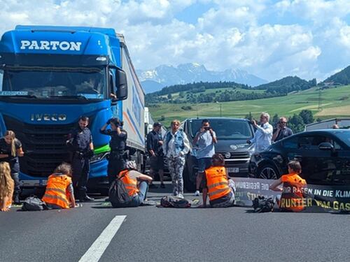 "Blocco inaccettabile". Gli ecovandali si incollano sull'autostrada del Brennero