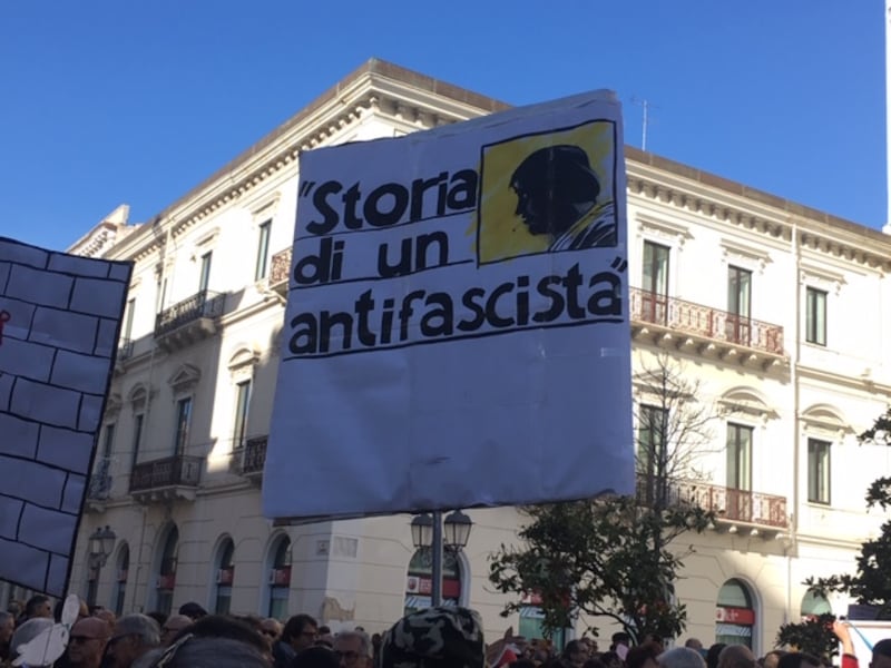 Le sardine scendono in piazza anche a Taranto 6