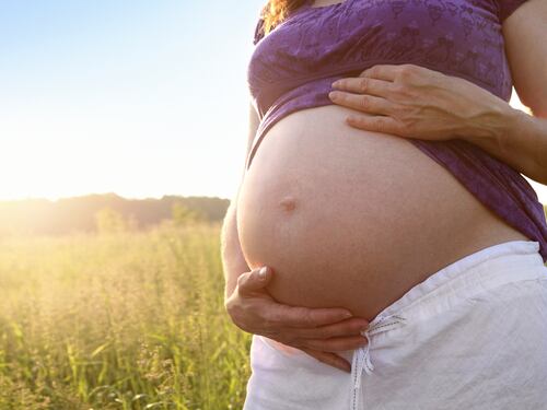 Il preservativo è difettoso, resta incinta di tre gemelli: risarcita con 500mila euro