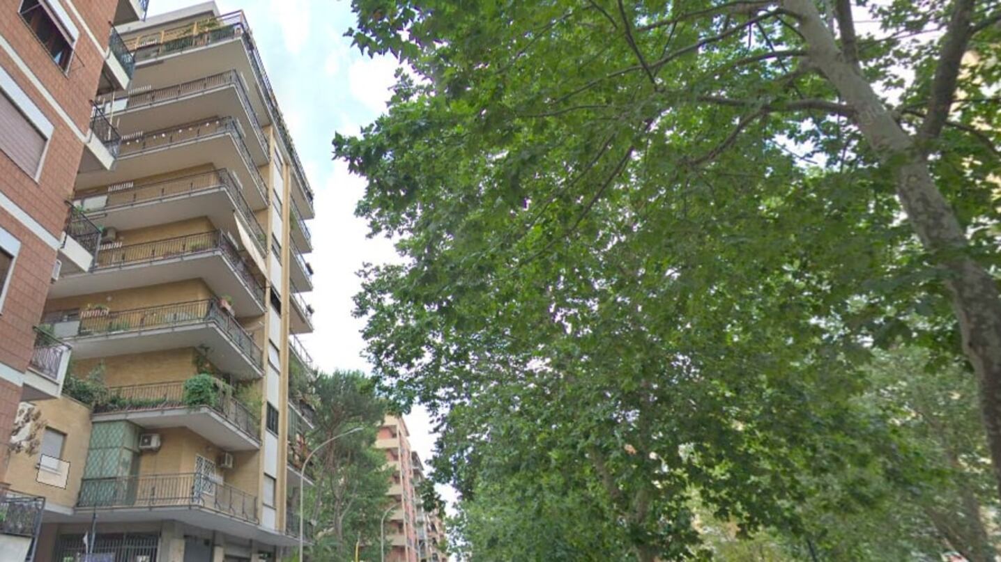 Cade dall'ottavo piano: si pensa al suicidio