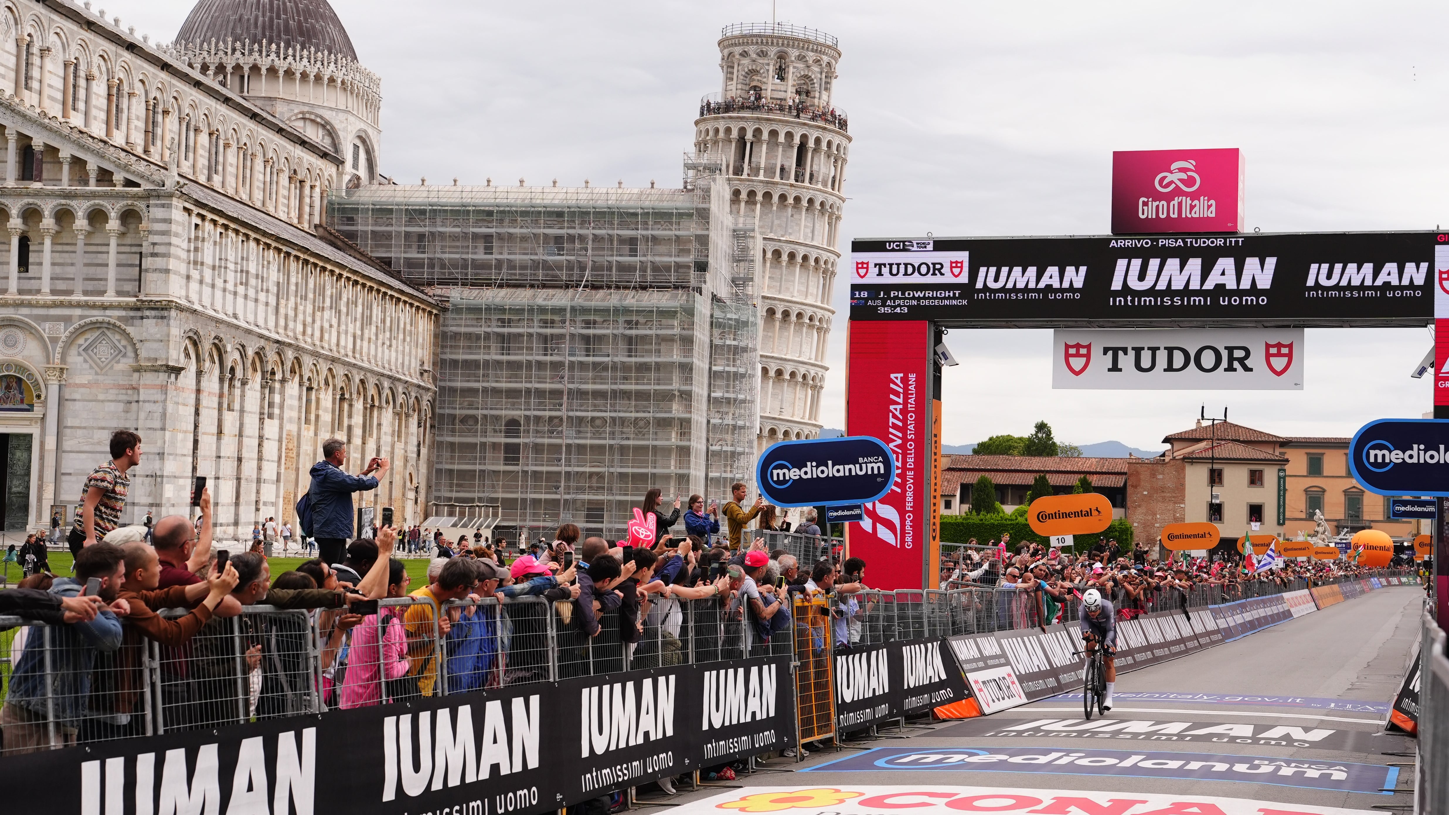 Giro d’Italia, sotto la Torre bagnata trionfa Hoole. Roglic recupera, Del Toro in rosa