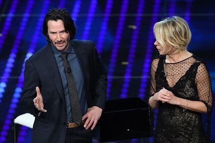 Sanremo 2017, Maria De Filippi e il bacio agli ospiti 33