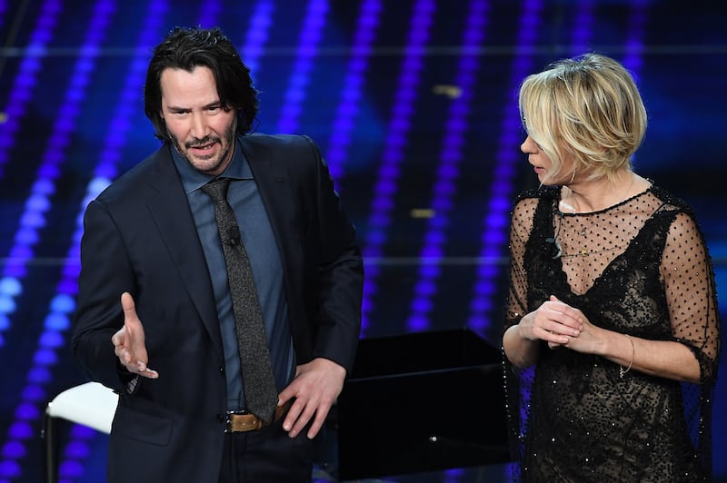Sanremo 2017, Maria De Filippi e il bacio agli ospiti 33
