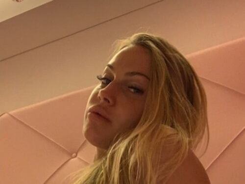 Taylor Mega infiamma la rete con topless "a tempo" nella notte