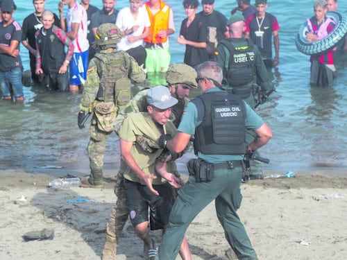 Tensione a Ceuta barricate in strada e barriere in mare. “I morti sono 84″