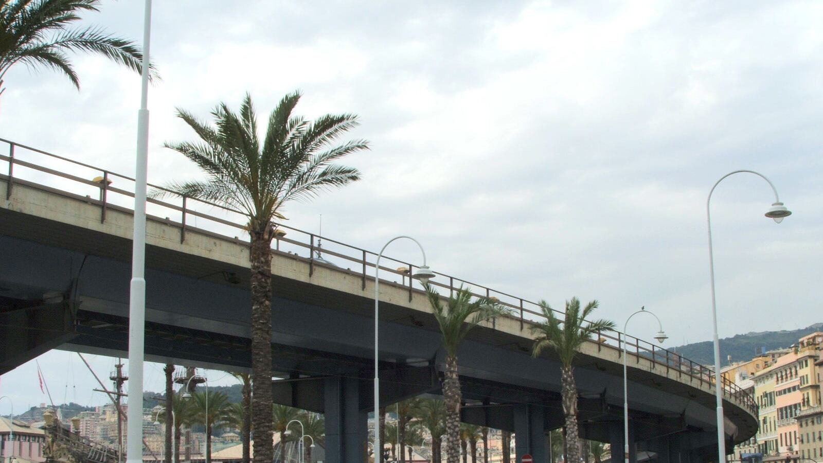 Genova, chiuso il ponte del Lagaccio. E cadono pezzi di Sopraelevata