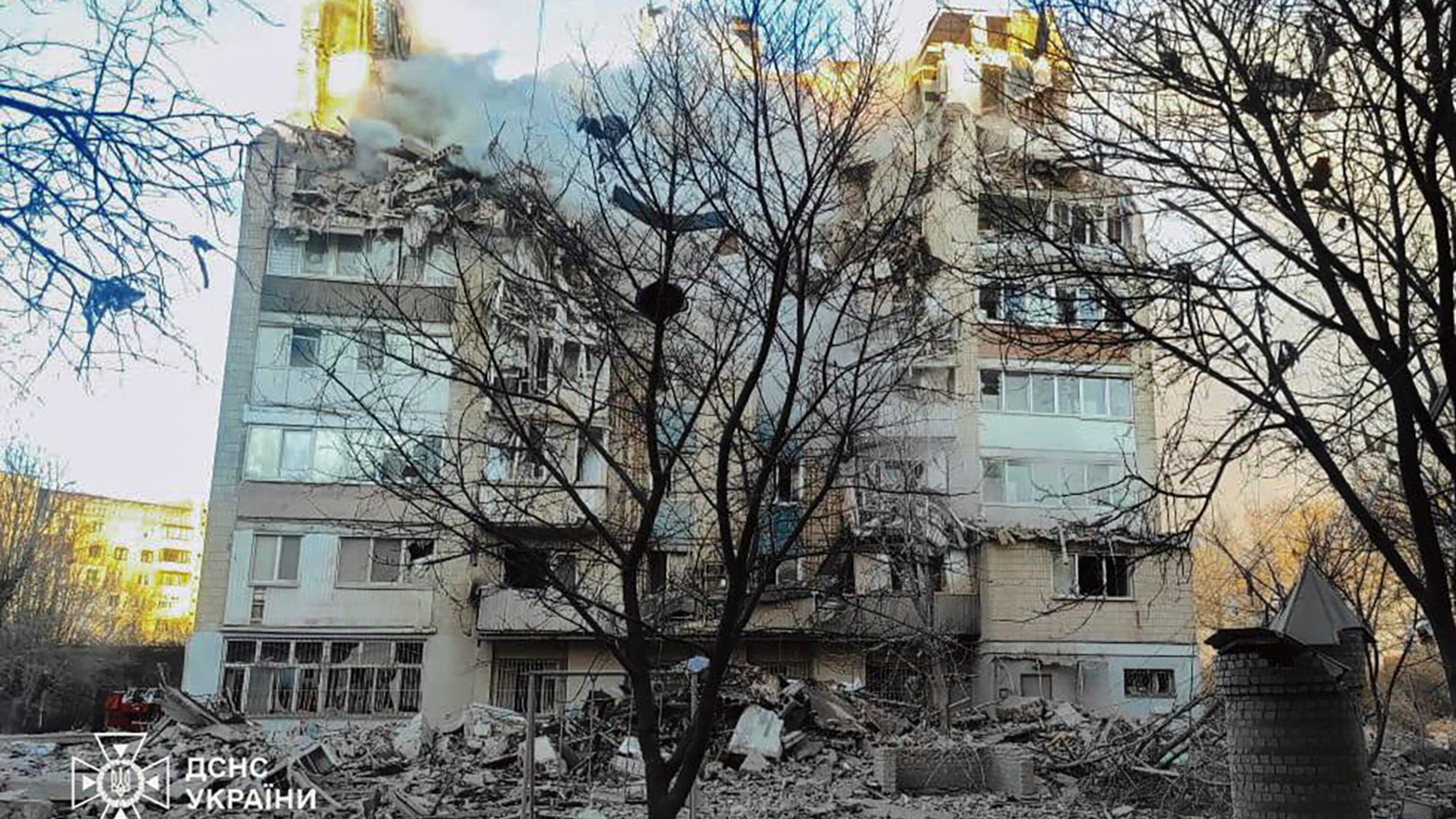 Massicci raid russi sull'Ucraina. Allarme in Polonia: caccia in volo. Voci di un piano di pace tra Usa e Russia