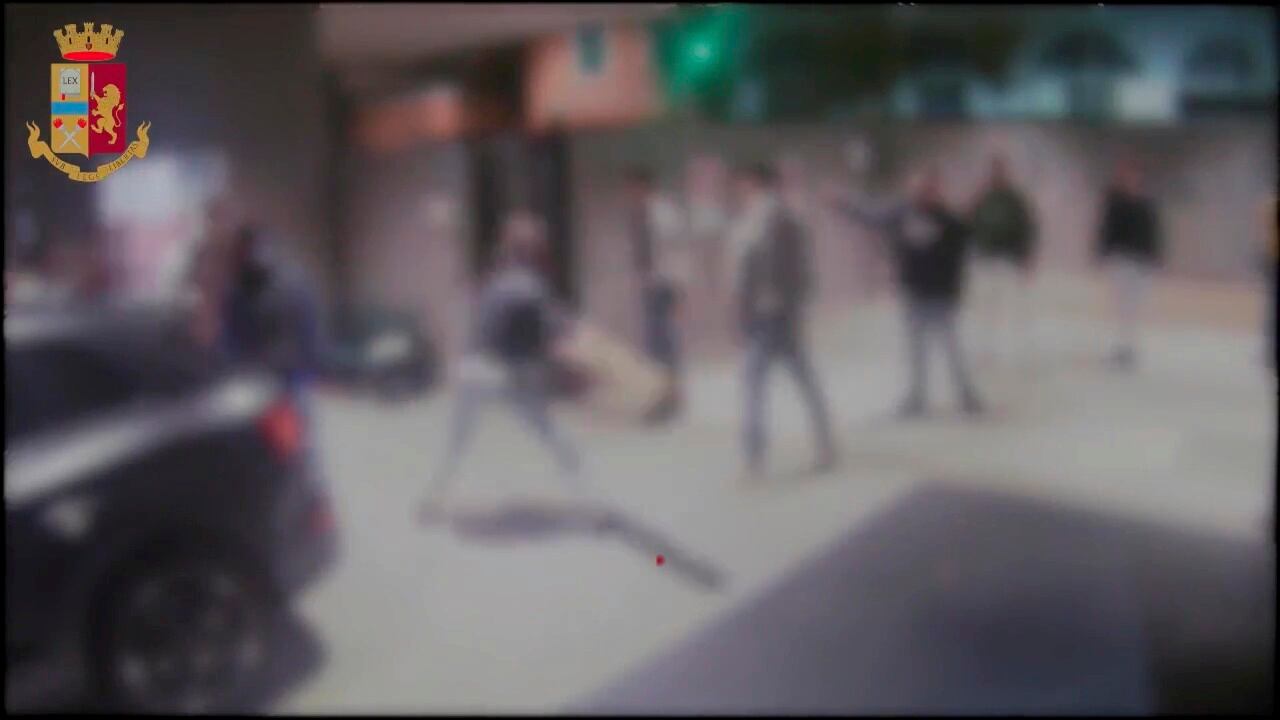 Branco rapina e pesta i passanti a caso: assalto choc all'Arco della Pace