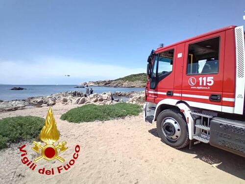 Prendeva il sole in spiaggia: muore schiacciato da un masso. Frana forse causata dalla nipote