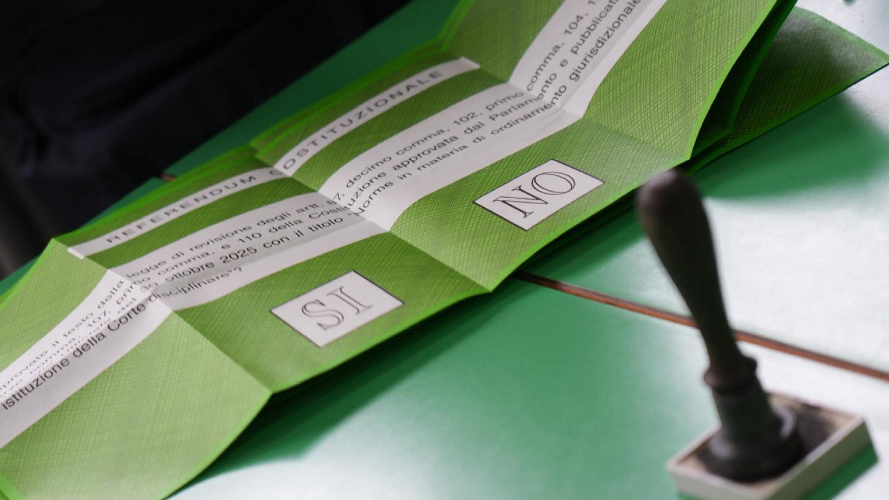 “Su Rai 3 e La7 denigrazione del governo a urne aperte”. La denuncia di Gasparri durante il referendum