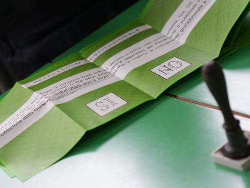 “Su Rai 3 e La7 denigrazione del governo a urne aperte”. La denuncia di Gasparri durante il referendum