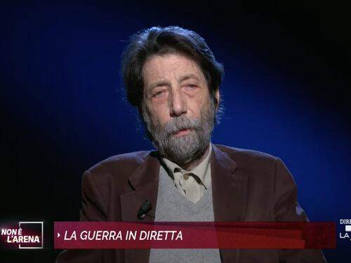 "Non parlo con questo idiota". La domanda che fa infuriare Cacciari