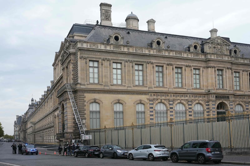 Ecco il montacarichi usato dai ladri per la rapina al Louvre: guarda le foto 3