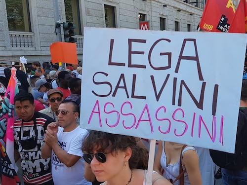 Sinistra e immigrati in piazza: "Lega e Salvini, siete assassini"
