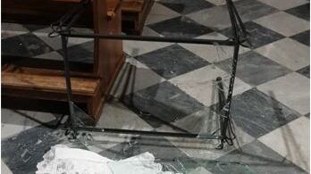 Fugge dall'ospedale e devasta una chiesa, la furia dell'ex calciatore
