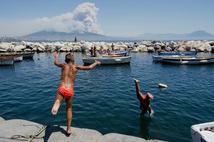 Le fiamme divampano sul Vesuvio 4