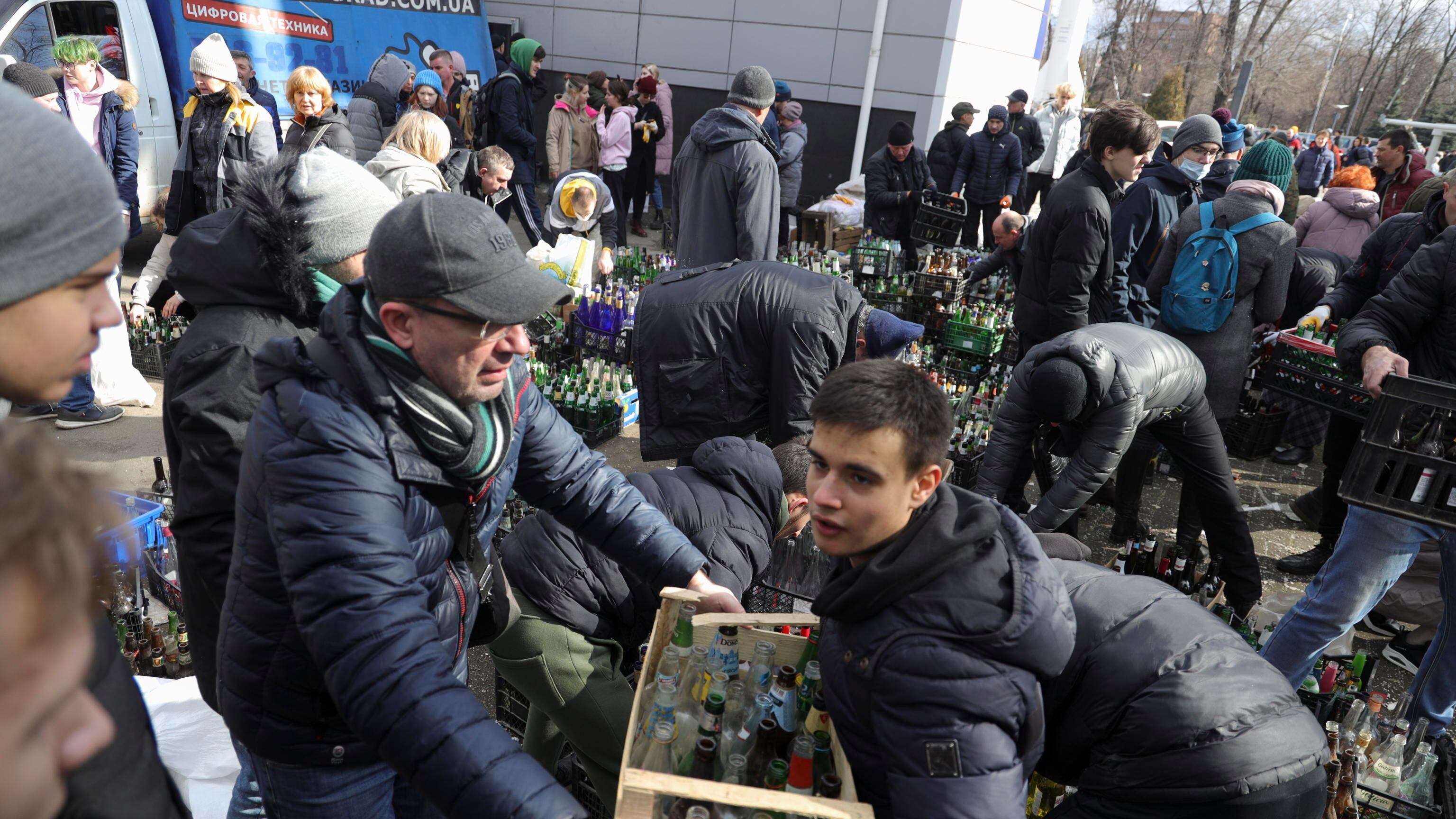 "Ecco dove lanciare le molotov": la guida del ministero contro i russi