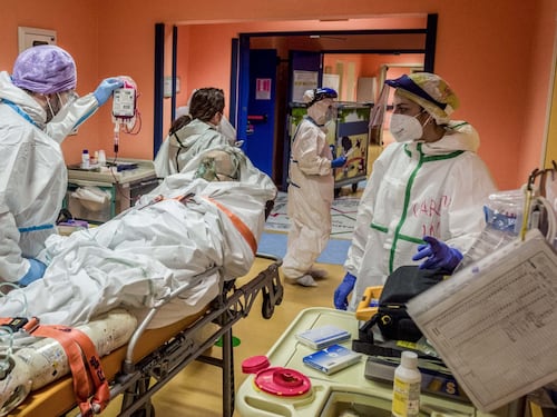 Calano i nuovi casi di coronavirus, oggi poco più di 20mila. Inizia anche la riduzione dei decessi
