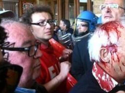 Sindaco ferito a Terni, spunta un nuovo video che mostra manganellata