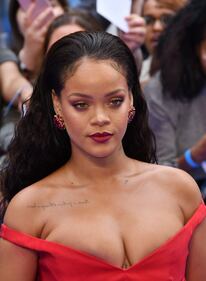 Rihanna, sexy scollatura sul red carpet 15