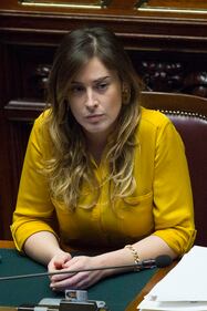 La Boschi in Aula attaccata al cellulare 12