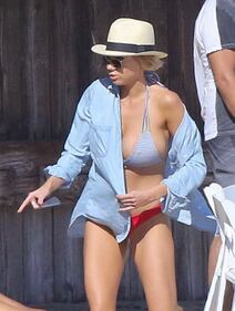 Charlotte McKinney: seno esplosivo in spiaggia 18