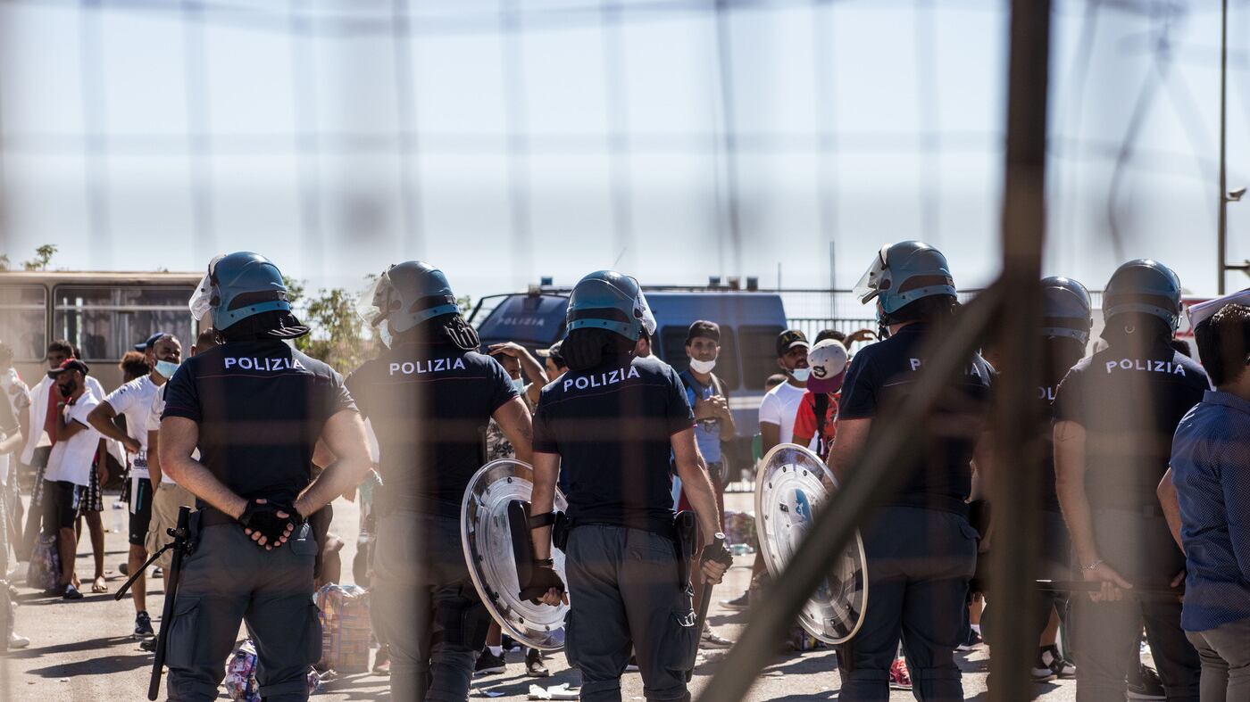 I poliziotti senza tamponi nell'inferno di Lampedusa
