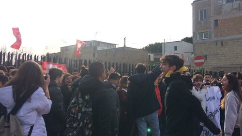 Di Maio nel suo liceo: contestato da studenti e lavoratori 7