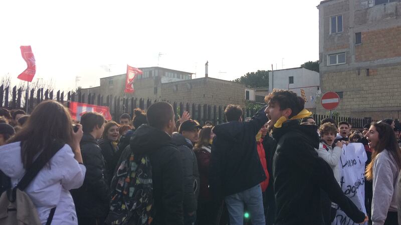 Di Maio nel suo liceo: contestato da studenti e lavoratori  7