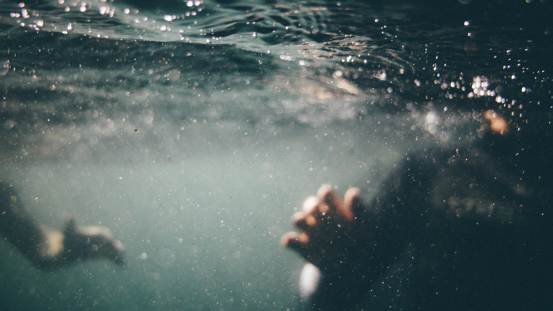 Spagna, turista annega con i due figli nella piscina del residence