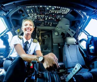La bella pilota di Ryanair sta facendo impazzire tutti 1