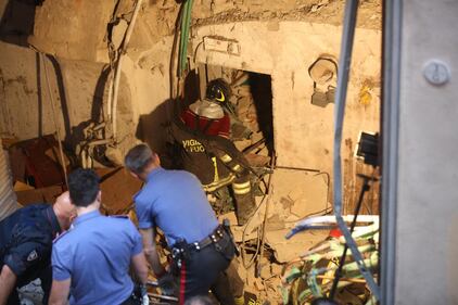 Bologna, esplosione in centro: sventrato un ristorante giapponese 7