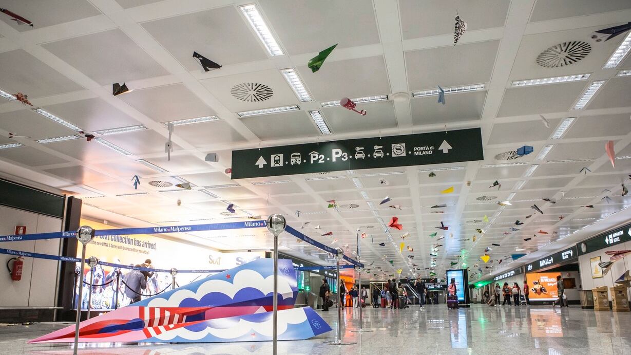 Gli aeroplani di carta volano a Malpensa