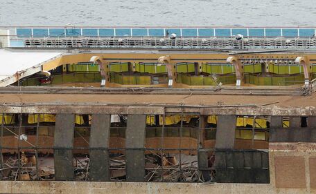 La fiancata danneggiata della nave da crociera 8
