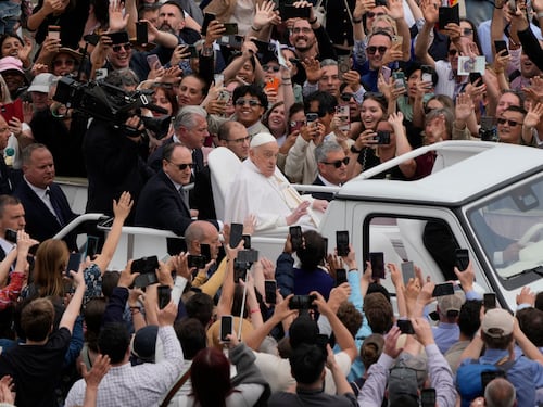 "Nessuna pace senza disarmo". La benedizione Urbi et Orbi del Papa. Poi il passaggio tra i fedeli