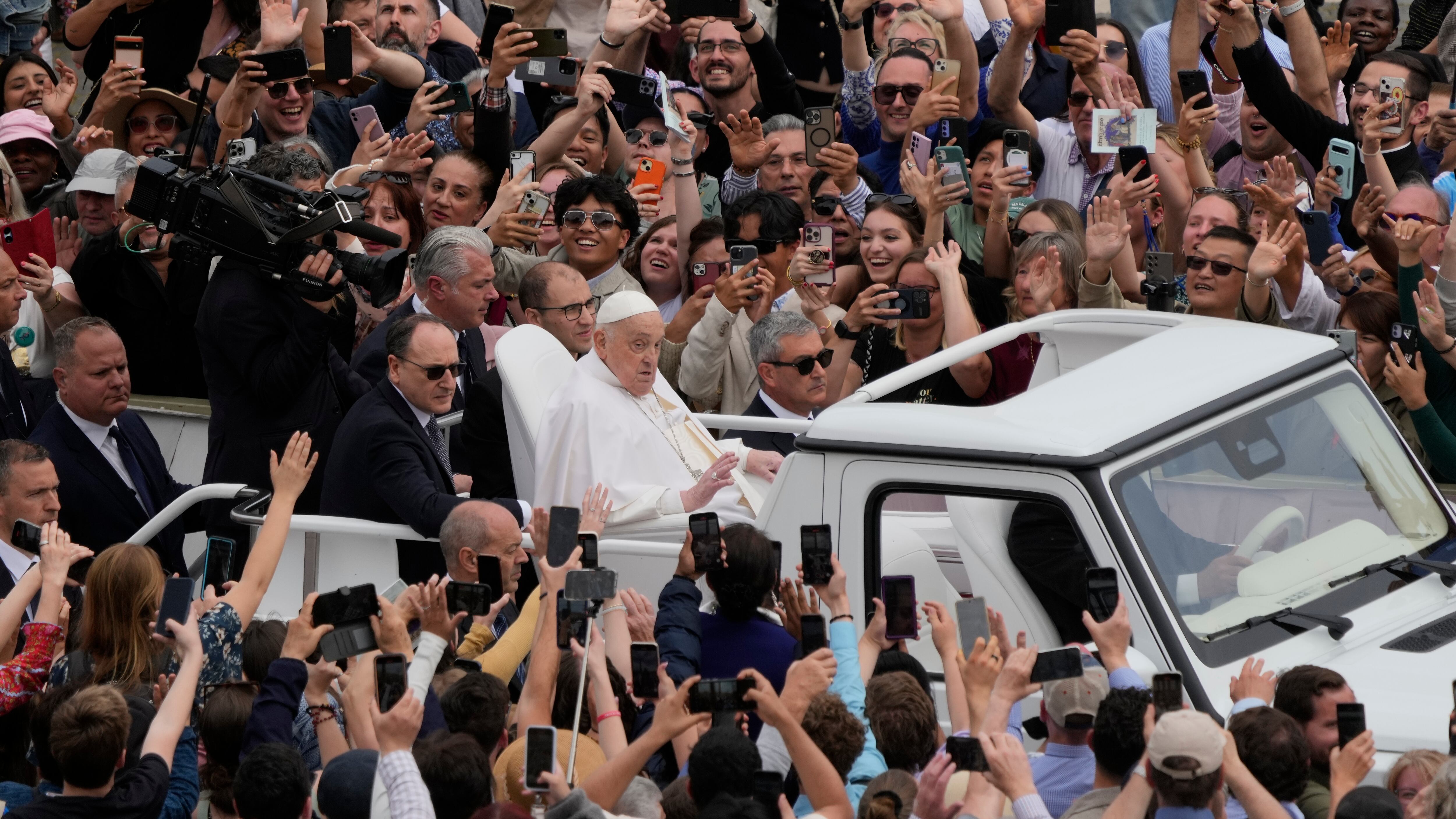 "Nessuna pace senza disarmo". La benedizione Urbi et Orbi del Papa. Poi il passaggio tra i fedeli