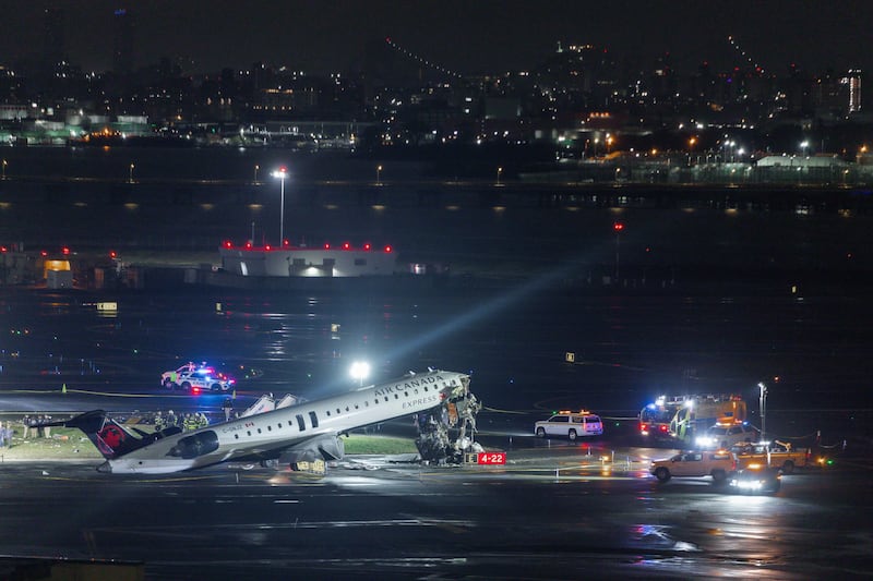 Aereo contro mezzo dei vigili del fuoco: scontro all'aeroporto LaGuardia di New York - FOTO 3