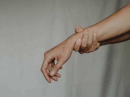 Osteoporosi: le cause, i sintomi e la terapia