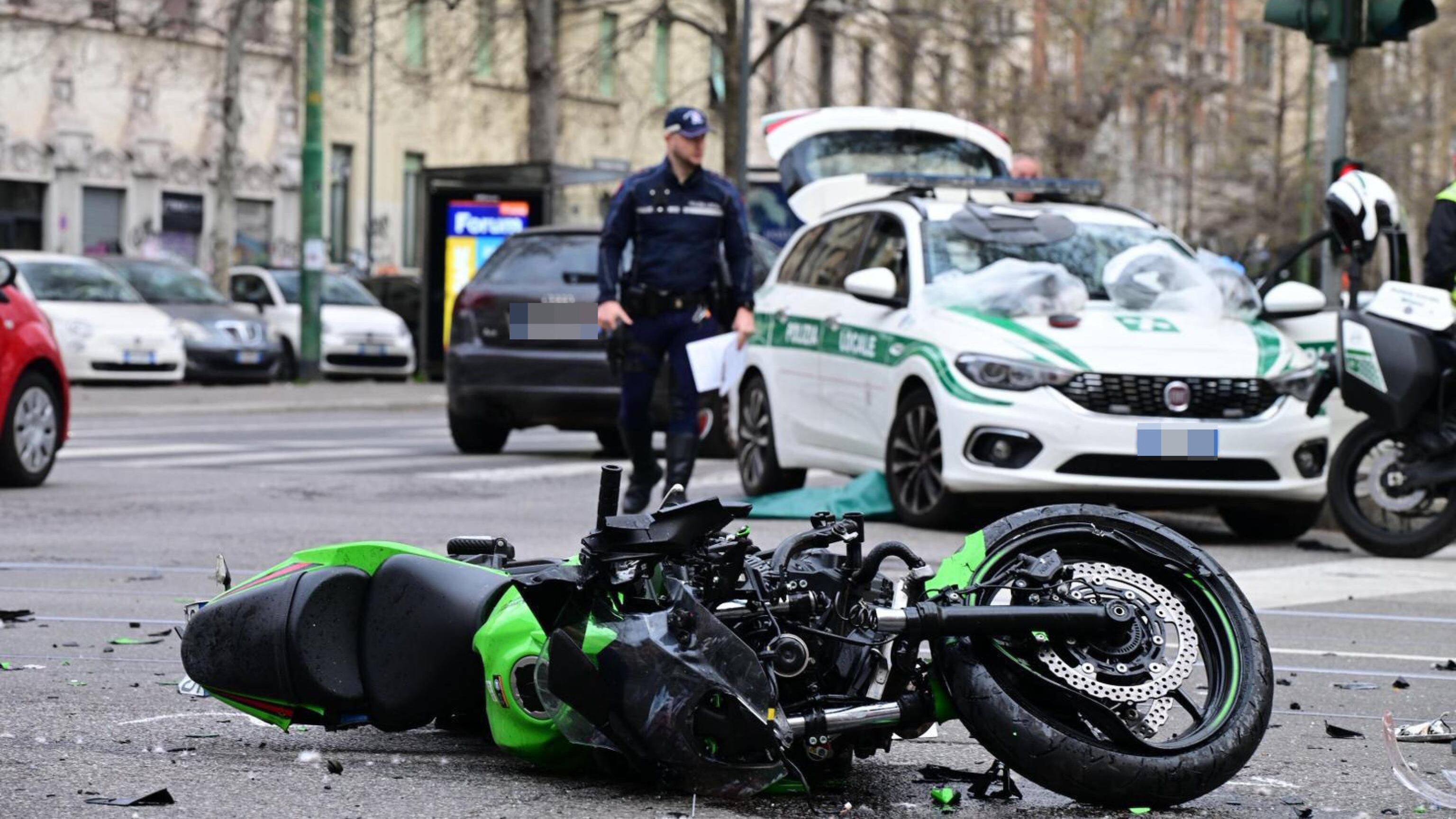 Milano, scontro tra una moto e un taxi: morti due ventenni. Non avrebbero rispettato il semaforo rosso