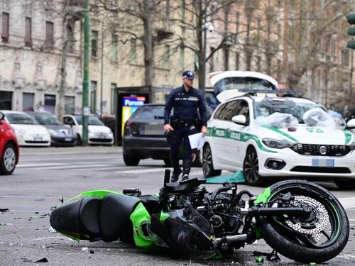 Milano, scontro tra una moto e un taxi: morti due ventenni. Non avrebbero rispettato il semaforo rosso