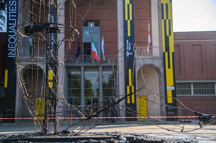 Milano, piromane incendia la Balena di cartapesta davanti alla Triennale 4