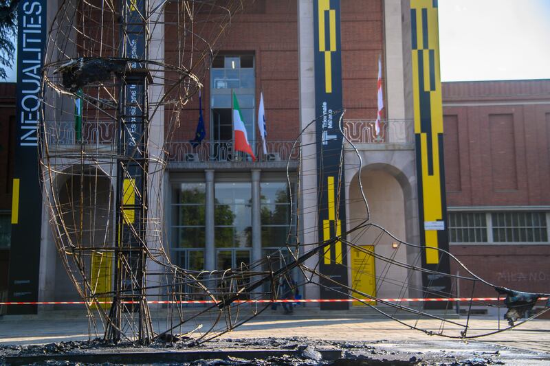 Milano, piromane incendia la Balena di cartapesta davanti alla Triennale 4